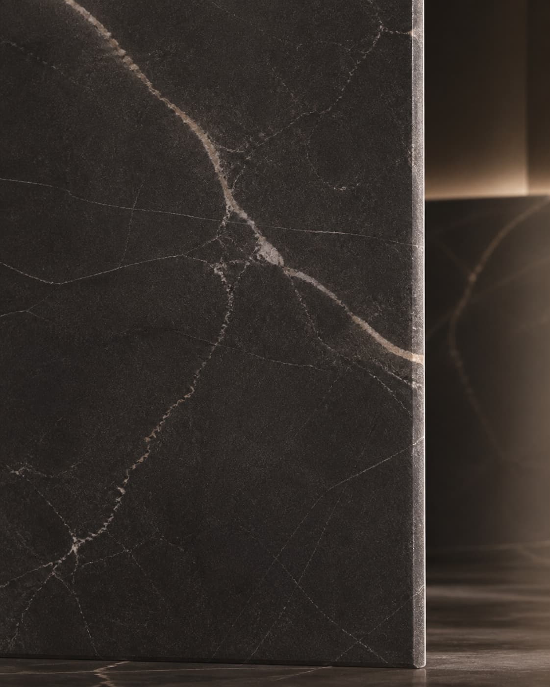 Hình minh họa một tấm đá marble màu graphite với hệ vân sáng tiết chế.
